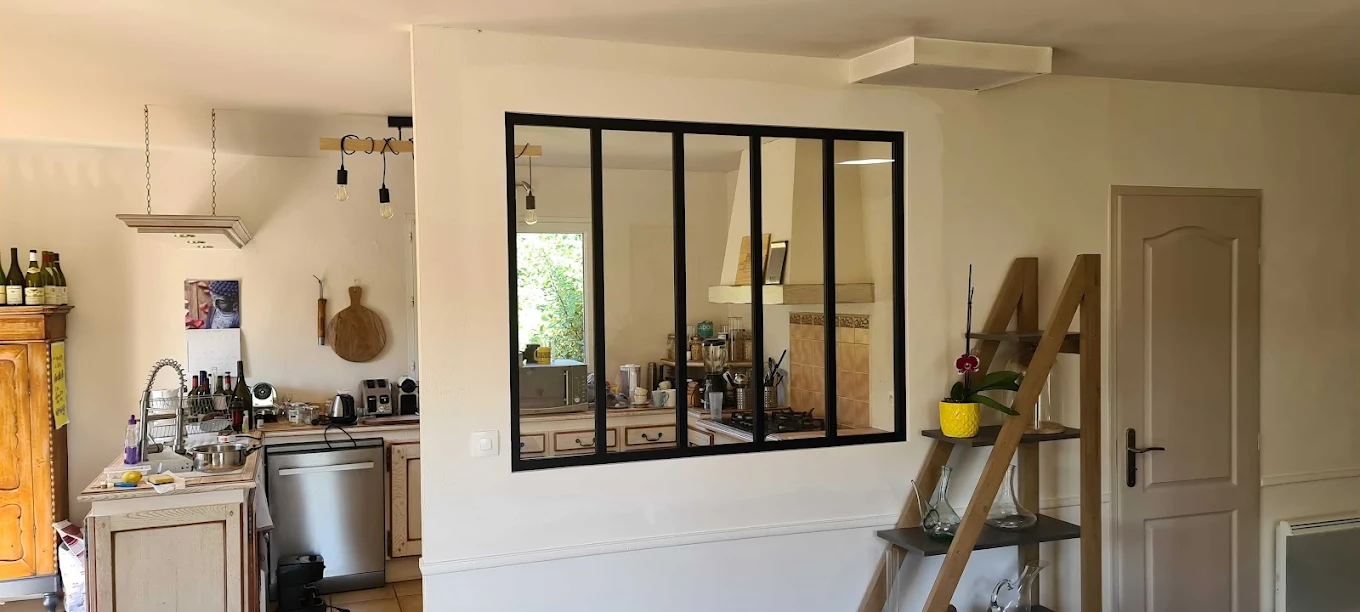 Cloison de cuisine avec verrière atelier intégrée