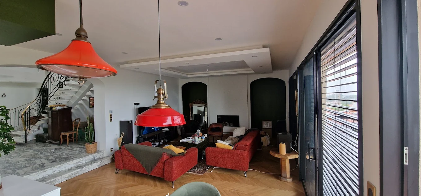 Séjour terminé avec faux plafond et éclairage encastré
